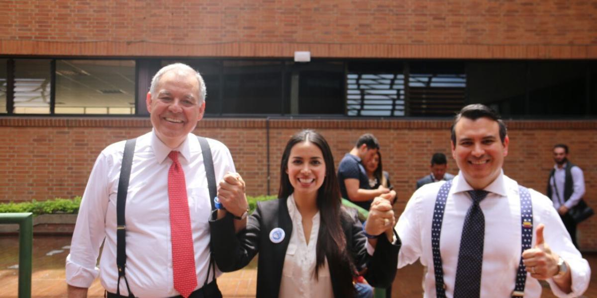 El exprocurador Alejandro Ordóñez (izq.) acompañado de la diputada Ángela Hernández y la fórmula vicepresidencial de su candidatura a la Presidencia, David Name Ochoa.