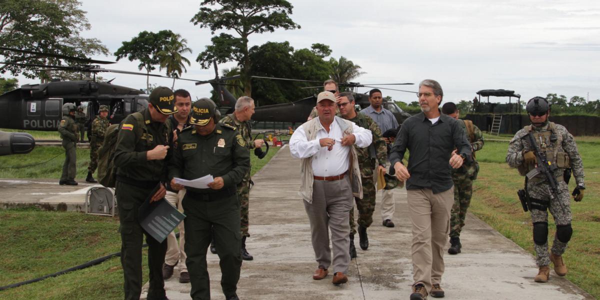 El general Jorge Nieto, comandante de la Policía (segundo de izq. a der.); el ministro de Defensa, Luis Carlos Villegas, y el embajador de Estados Unidos en Colombia, Kevin Whitaker.