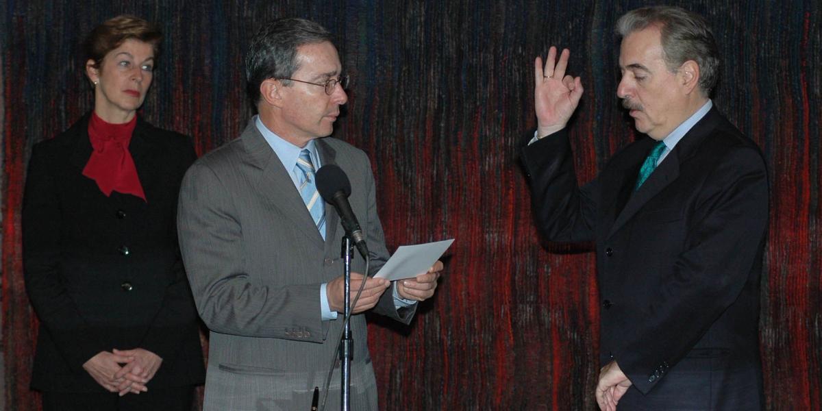 En 2005 Pastrana aceptó el ofrecimiento de Uribe que fuera el embajador de Colombia en Estados Unidos. Al siguiente año renunció.