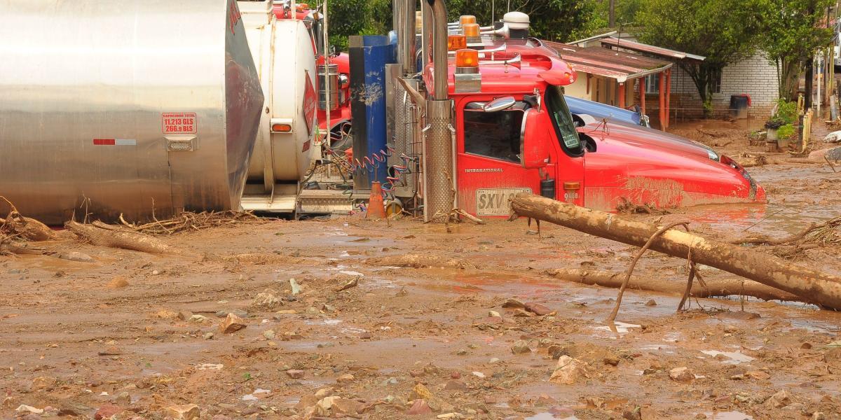 Los derrumbes en la antigua vía a Bogotá, en área rural de Villavicencio, se presentaron en un tramo de 5 kilómetros.