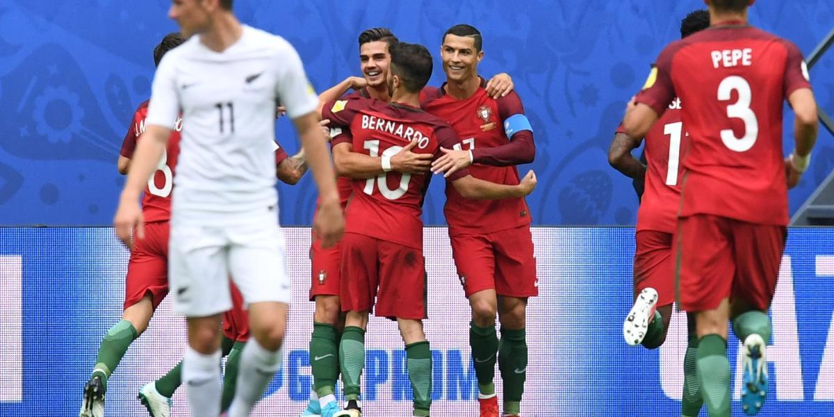 Los jugadores de Portugal celebran el gol.