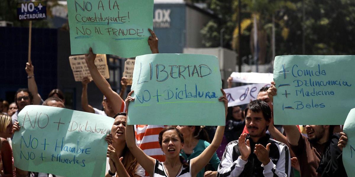 Miles de personas se han manifestado en las ciudades de Venezuela por la escasez de alimentos y productos básicos que golpea al país.