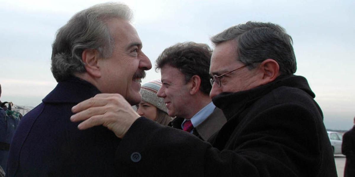 En diciembre del 2005, cuando Andrés Pastrana (izq.) era embajador de Colombia en EE. UU. recibió en Nueva York al entonces presidente Álvaro Uribe. En el fondo de la imagen está Juan Manuel Santos, actual jefe de Estado.