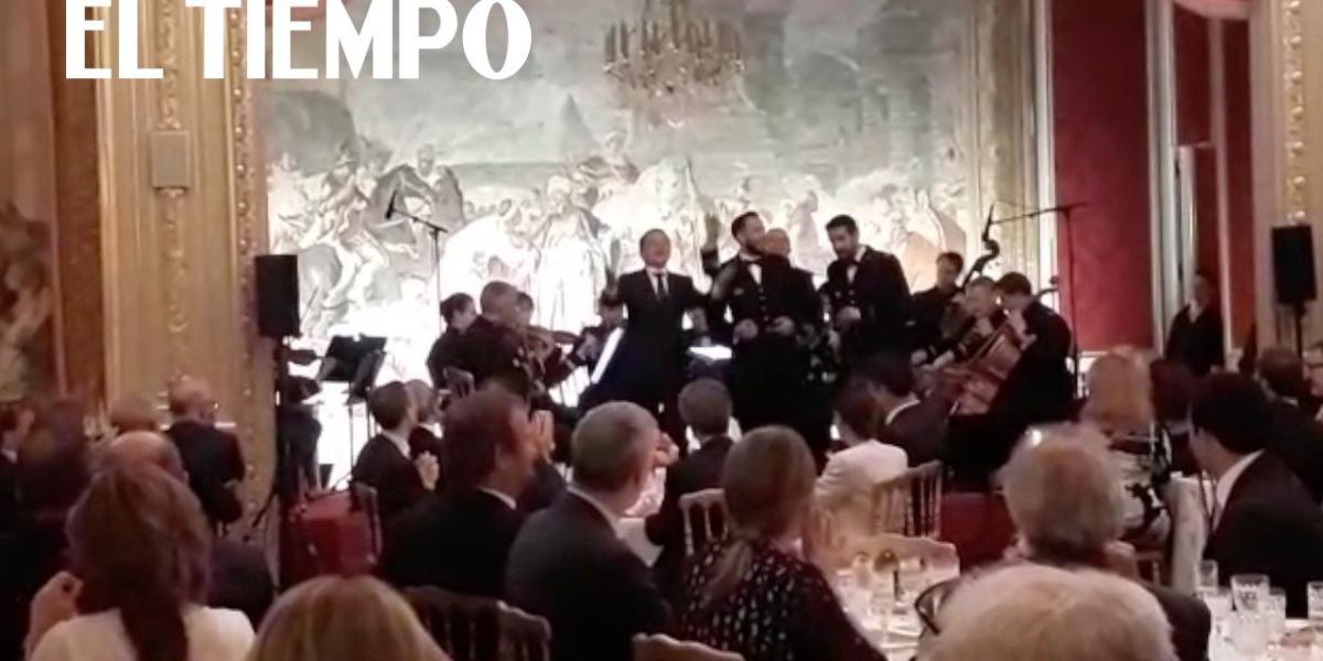 El presidente de Francia Emmanuel Macron guío con sus aplausos la melodía de 'Colombia tierra querida' interpretada por Yuri Buenaventura durante la visita del presidente Santos a París.