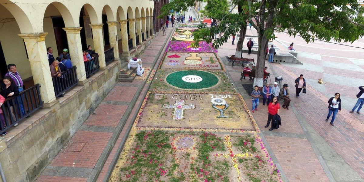 En Chocahí utilizaron miles de flores y plantas para decorar cuadras enteras con figuras alusivas al Corpus Christi.
