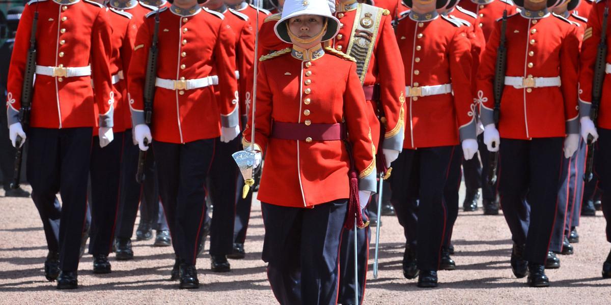 Momentos antes de dirigir a sus tropas desde Wellington Barracks hasta el londinense palacio de Buckingham, la militar manifestó que no se sentía "muy nerviosa".