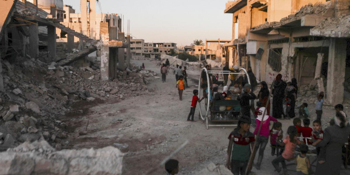 Un grupo de niños juega en un parque entre los escombros de casas despedidas por ataques aéreos durante el Eid al-Fitr en Al-Nashabiyah, Siria.