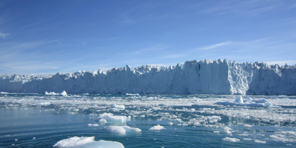 Una vista de deshielo en el oeste de 
Groenlandia. Las capas de hielo están perdiendo su masa a un ritmo más acelerado de las predicciones hechas hasta ahora, lo que repercutirá en la subida del nivel del mar mundial.