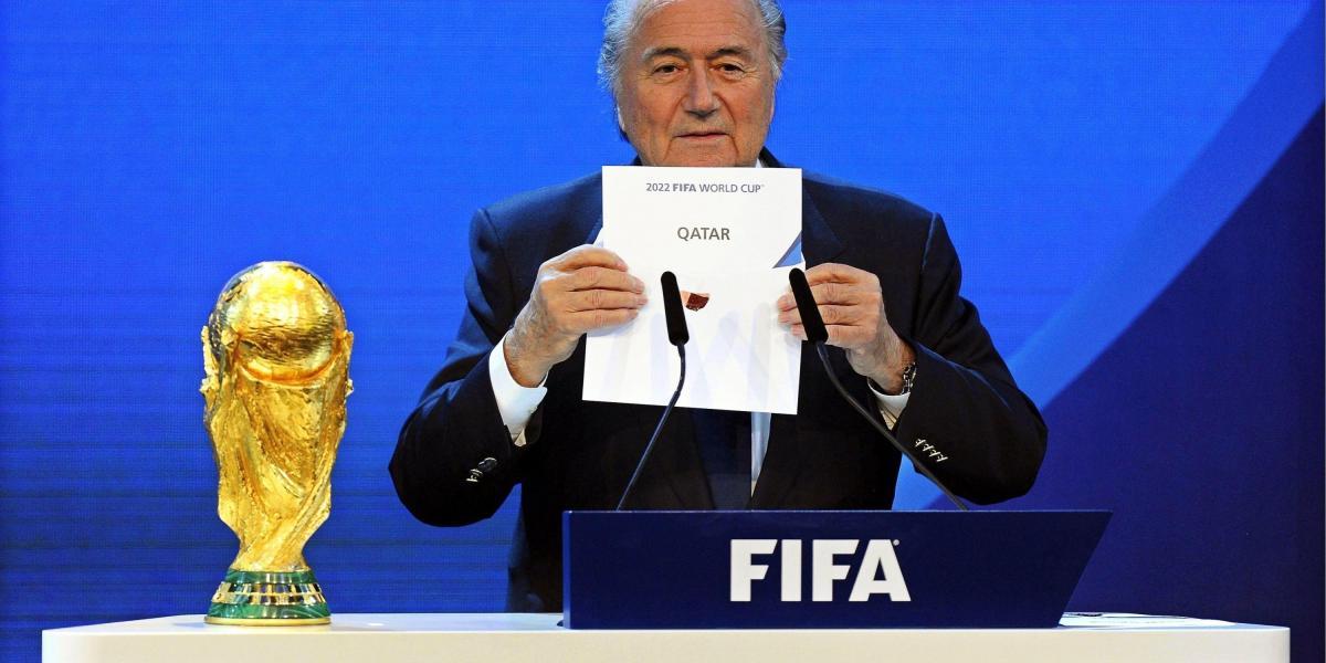 Imagen de archivo del entonces presidente de la Fifa, Jospeh Blatter, mientra anuncia que Catar organizará la Copa del Mundo FIFA de 2022, en Zúrich (Suiza) el 2 de diciembre de 2010.