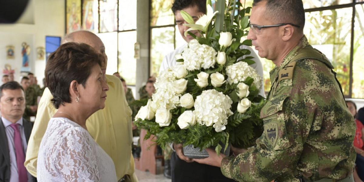 Laurentina Torres Sánchez, la madre del joven asesinado, recibió un ramo de flores durante la ceremonia.