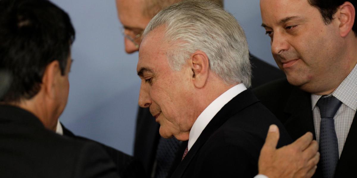 El presidente brasileño, Michel Temer (c), fue acusado de soborno por la Fiscalía ante el Tribunal Supremo. Las denuncias fueron calificadas por el mandatario como "ficción".