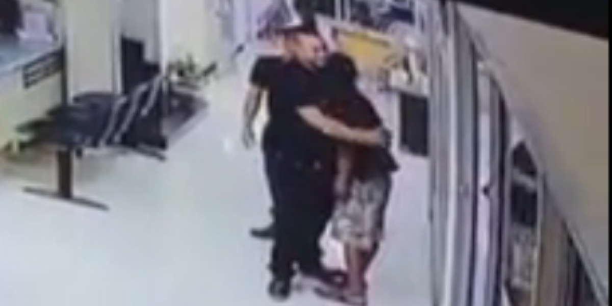 El conmovedor video de un policía que detiene a ladrón con un abrazo