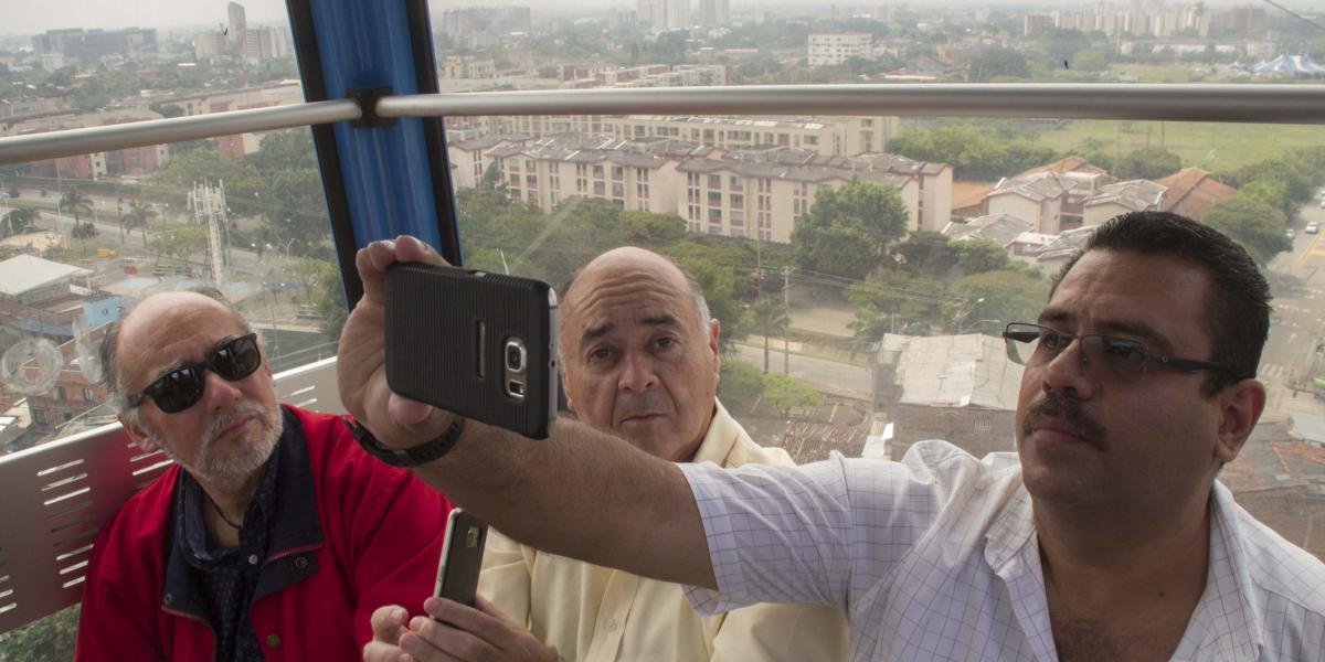 Los visitantes internacionales con la selfie para el recuerdo