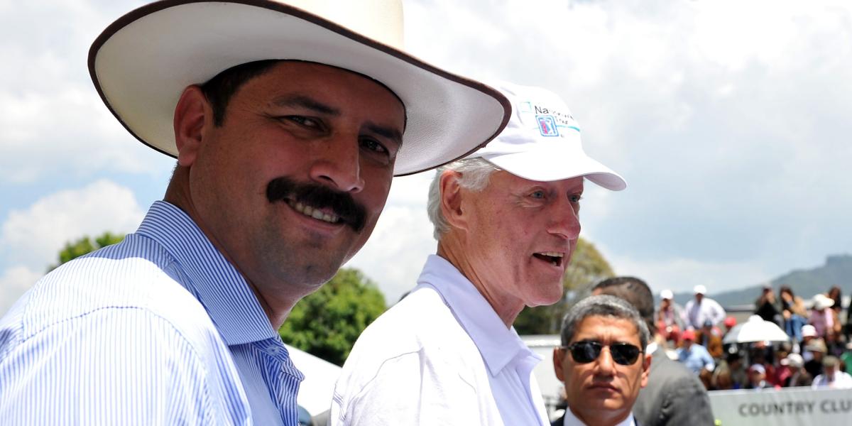 El icono de los cafeteros de Colombia, Juan Valdez, acompañó al expresidente Bill Clinton, en una de sus visitas a Colombia.