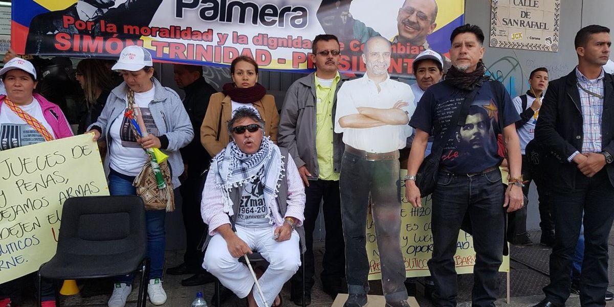 Jesús Santrich, uno de los jefes de las Farc, protesta ante los juzgados de ejecución de penas en Bogotá