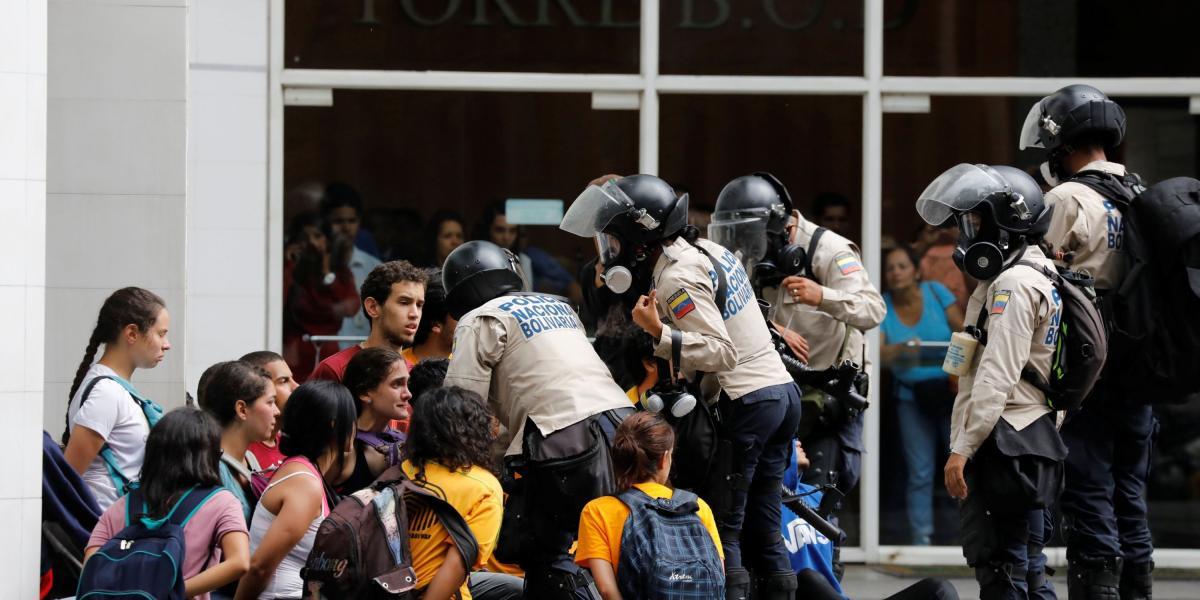 Varios estudiantes que participaban en las protestas en contra del Gobierno fueron detenidos ayer.