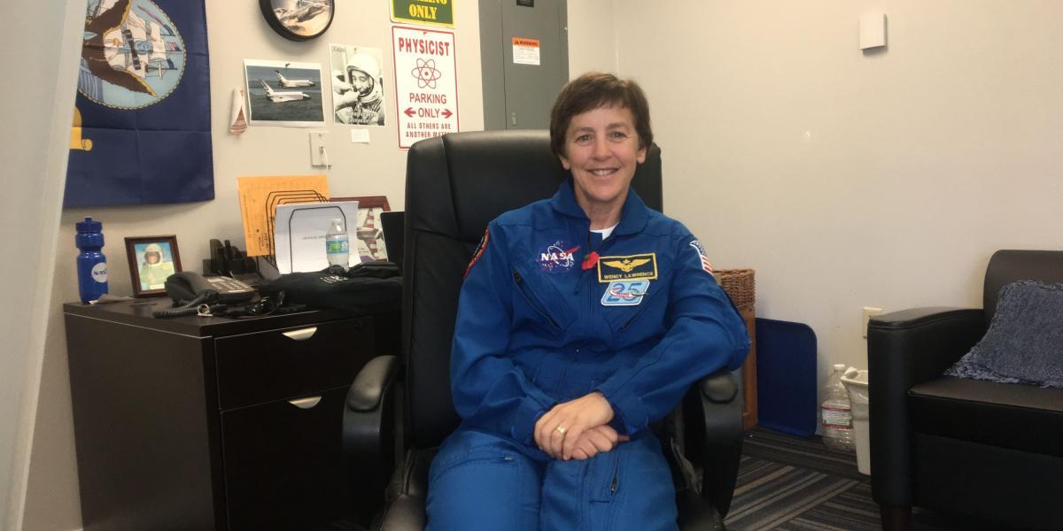 la astronauta retirada Wendy Lawrence, en el Centro de Visitantes del Kennedy Space Center (Florida).