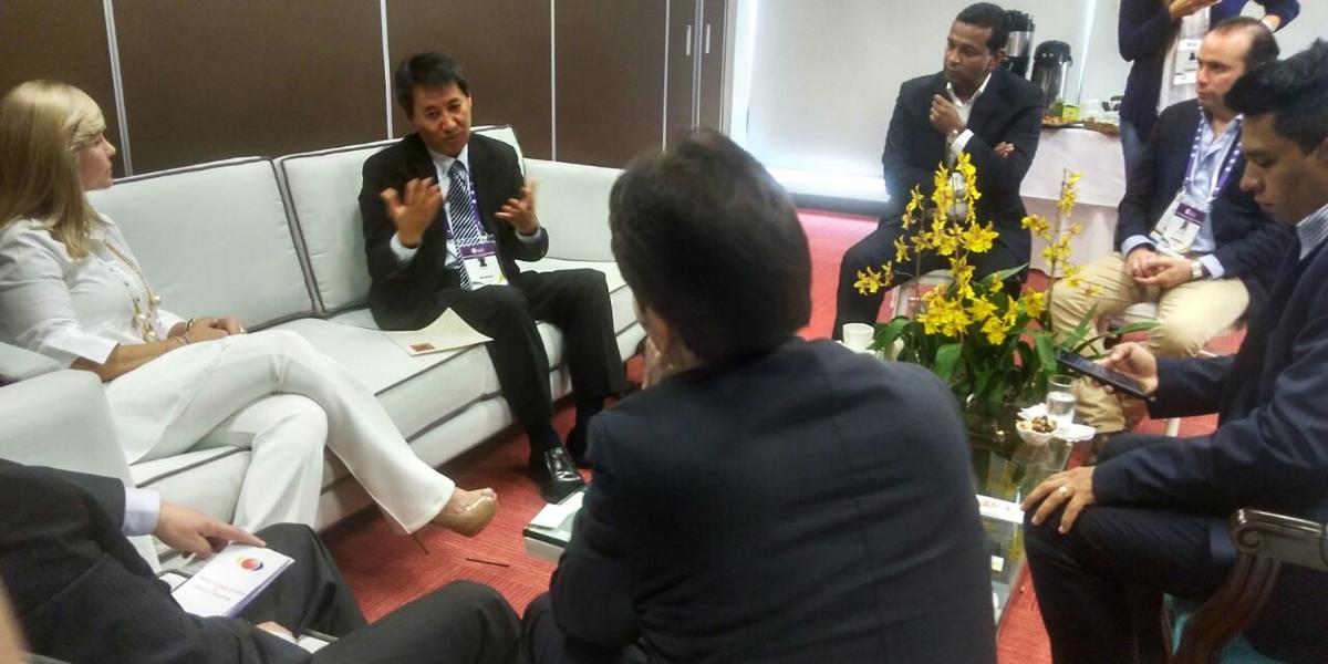 La gobernadora del Valle del Cauca con el presidente de la Cámara de Comercio de Buenaventura y personal de Mitsubishi durante la Alianza del Pacífico.