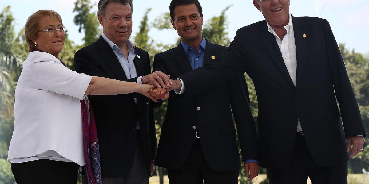 De izq. a der., los presidentes de Chile, Michelle Bachelet; de Colombia, Juan Manuel Santos; de México, Enrique Peña, y Pedro Pablo Kuczynski, de Perú, posan para la foto oficial de la cumbre.