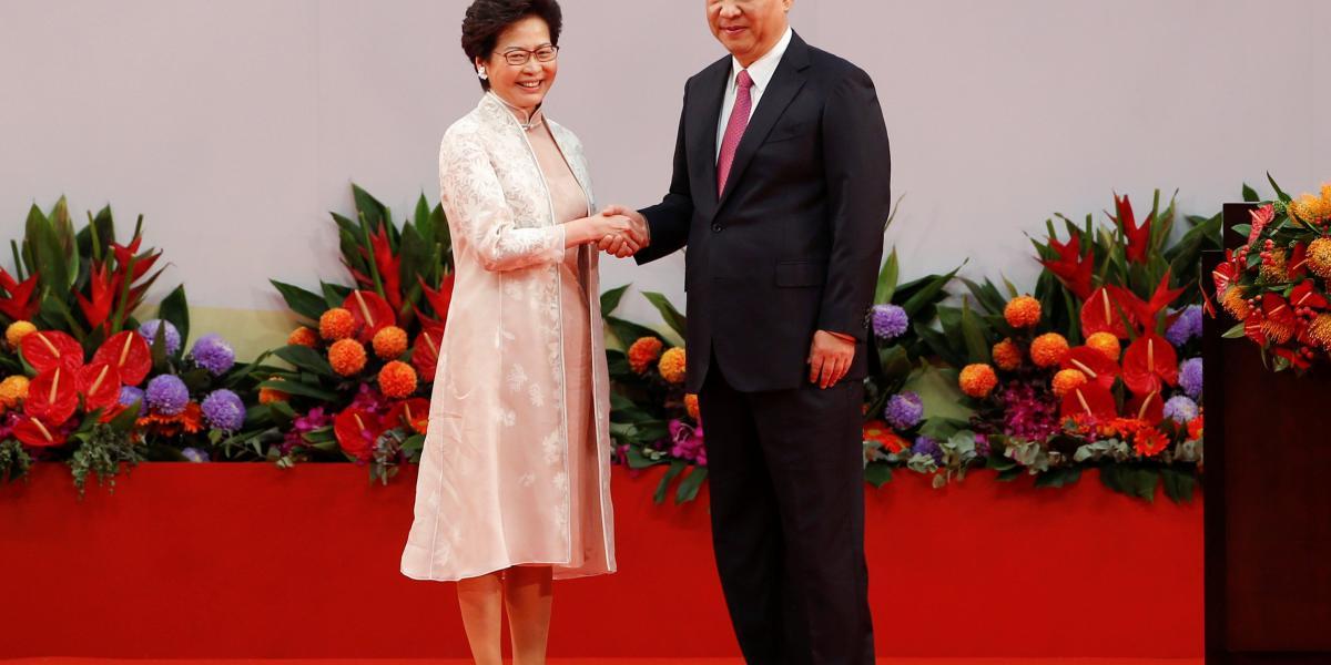 El presidente chino Xi Jinping y la presidenta ejecutiva electa de Hong Kong, Carrie Lam,