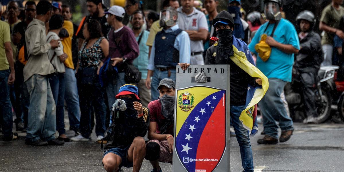 Manifestantes de la oposición bloquean una avenida durante una protesta antigobierno en Caracas.