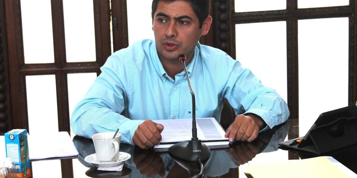 El diputado Nicolás Aguilar, del C. Democrático.