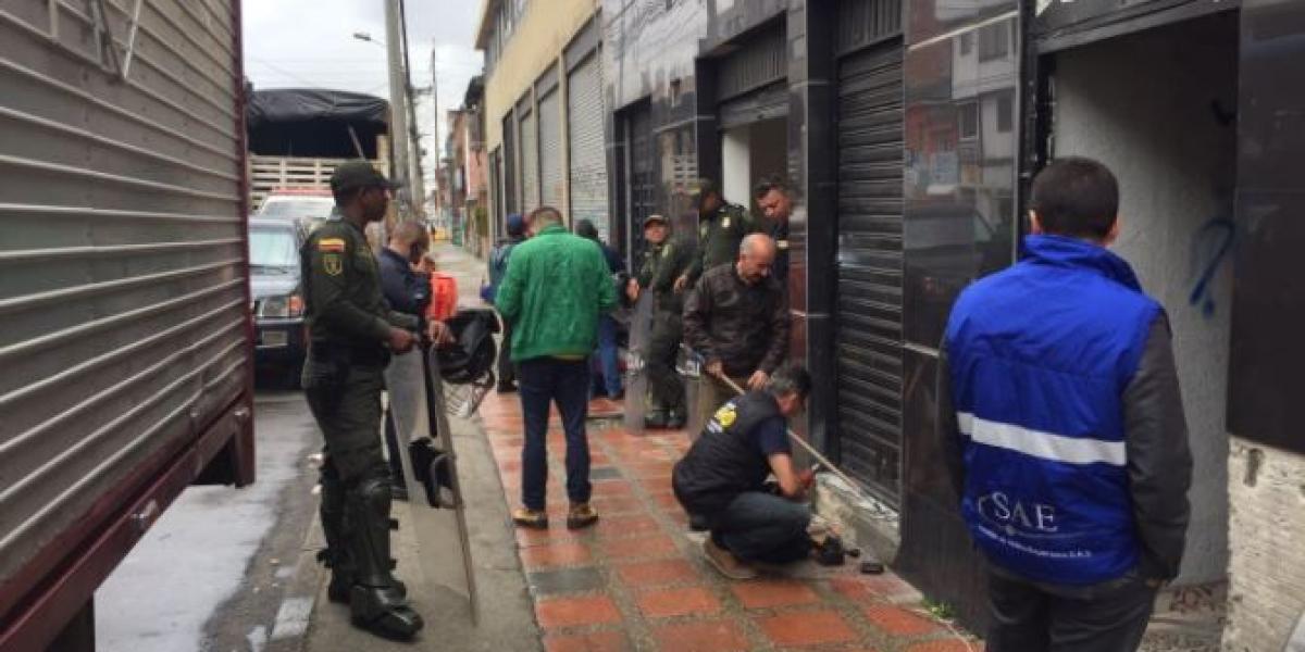 Agentes de la SAE y la Policía en el operativo de recuperación de un inmueble que tuvo lugar el 27 de junio en Chapinero, Bogotá.