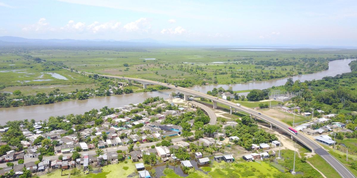 La Ruta del Caribe (Barranquilla-Cartagena-Cruz del Viso) tiene 288,62 km y está ejecutada un 99,88 %. Este es el puente Gambote.
