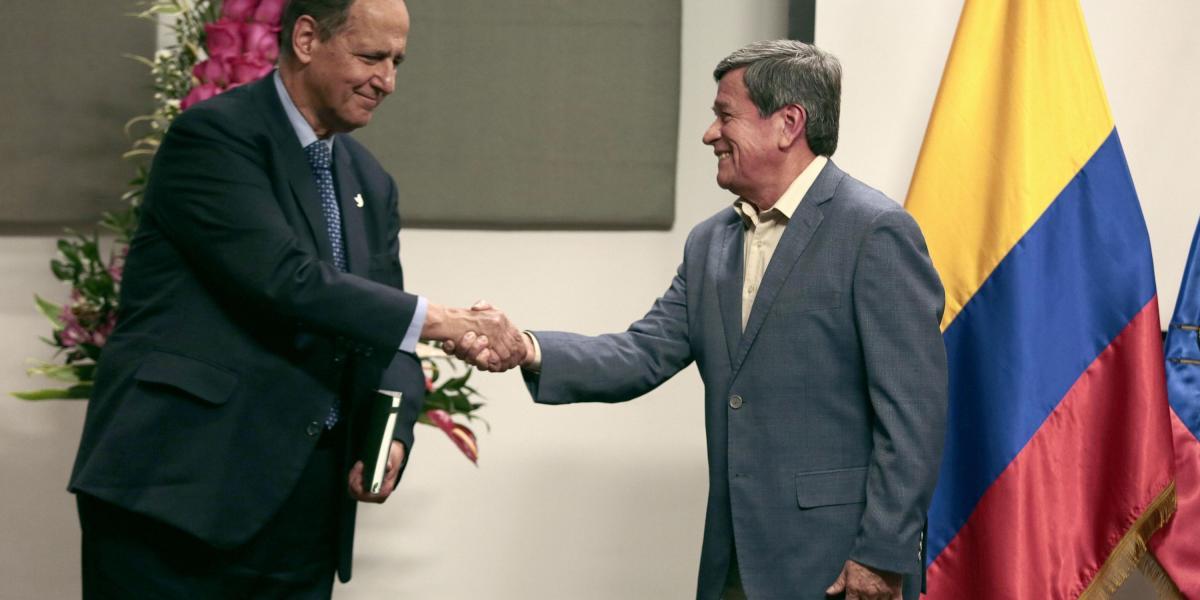 El jefe del equipo negociador del Gobierno colombiano en los diálogos con el ELN, Juan Camilo Restrepo (i), y el jefe negociador del ELN, Pablo Beltrán (d), durante una rueda de prensa en Quito el pasado 30 de junio.