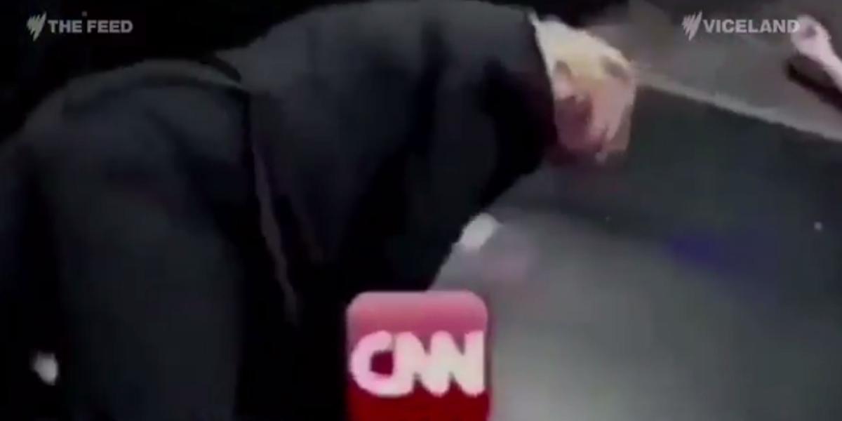 En el montaje, el presidente de Estados Unidos agrede a un hombre con el rostro cubierto por el logo de esta cadena de noticias.