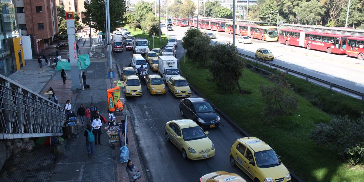 En el costado oriental de la estación Pepe Sierra, el tráfico se ve afectado, pues los taxis que se estacionan bloquean a los vehículos que van por el carril central y quieren tomar la paralela.