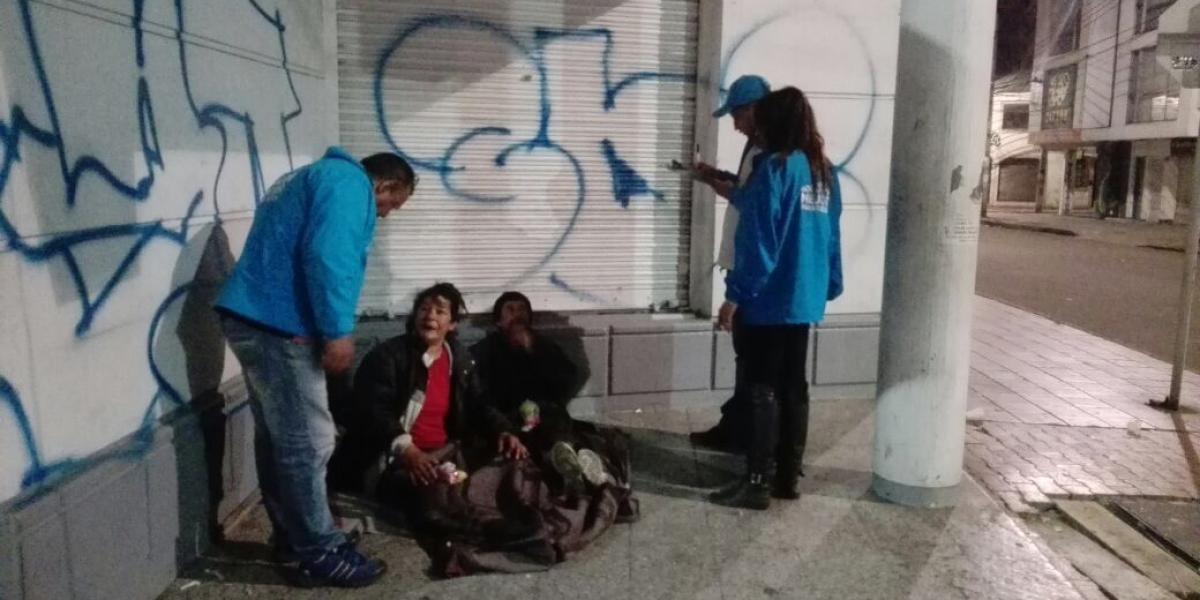 Édinson Caballero es uno de los 'ángeles azules' de la Secretaría de Integración Social. Pasa los días caminándose las calles de Bogotá para ayudar a los adictos a las drogas.