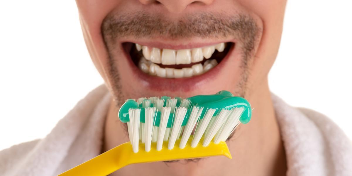 Solemos pensar que con solo pasar el cepillo es suficiente; sin embargo, eso es como lavar solo la mitad de la boca.