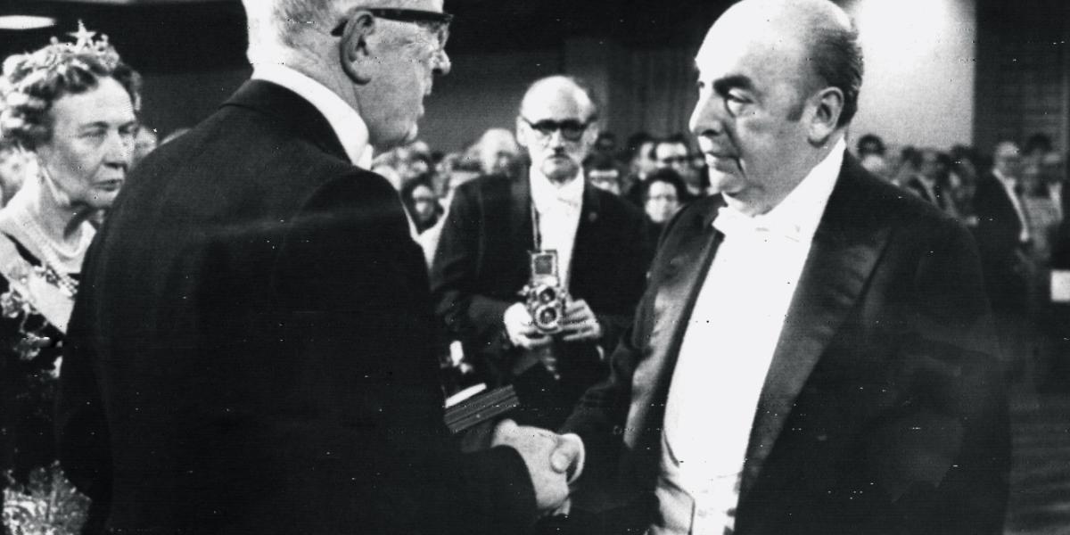 Pablo Neruda recibe el Premio Nobel de Literatura.