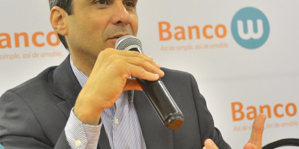 José Alejandro Guerrero durante el lanzamiento de la nueva imagen del Banco caleño