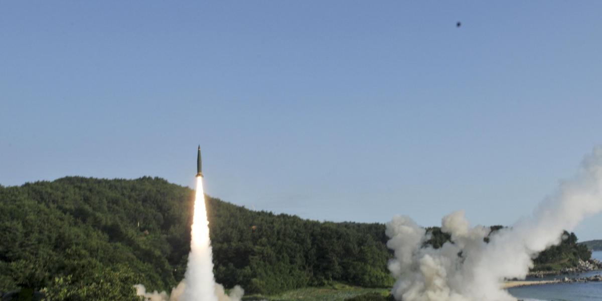 Miembros del ejército estadounidense y militares de Corea del Sur, realizan un ejercicio de lanzamiento con el Sistema Táctico de Misiles del Ejército (ATACMS) y el misil II Hyunmoo en respuesta al lanzamiento de prueba de un misil balístico por parte de Corea del Norte el pasado 4 de julio.