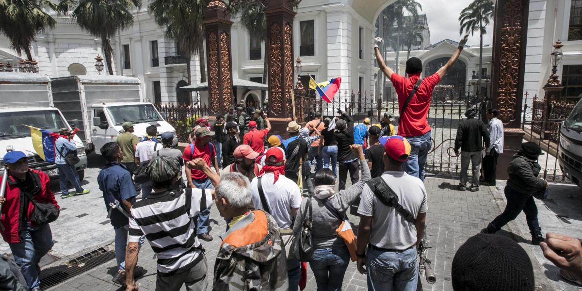 Un grupo de simpatizantes del Gobierno venezolano irrumpió hoy por la fuerza en la Asamblea Nacional.