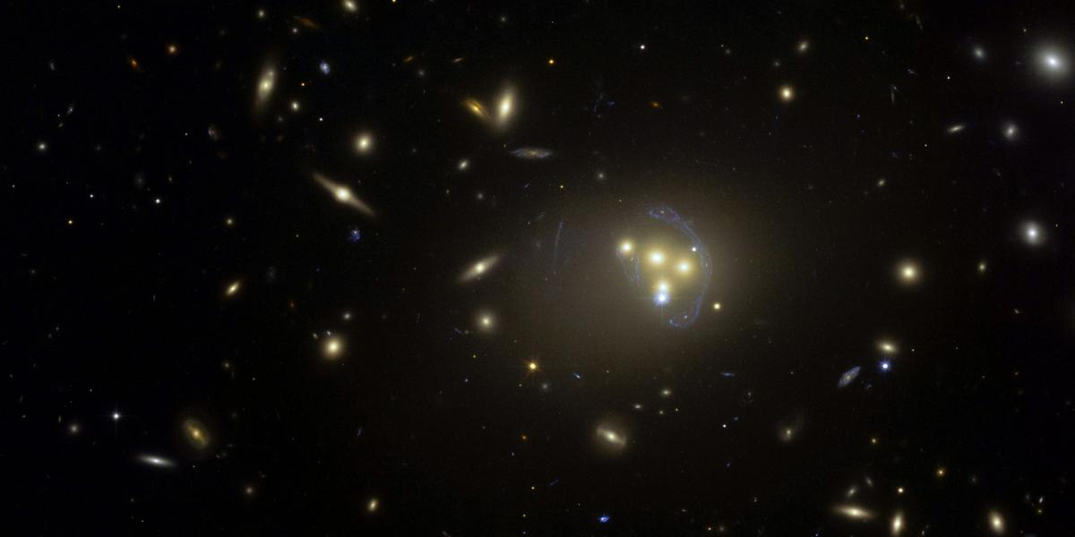 Imagen facilitada por la NASA/EDA, tomada por el telescopio Hubble que muestra el rico cúmulo de galaxias Abell 3827.