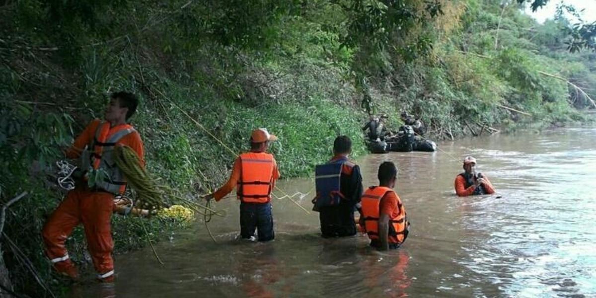 La familia se encontraba arrojando cenizas al río cuando un niño cayó de la embarcación. Dos de sus familiares intentaron socorrerlo.