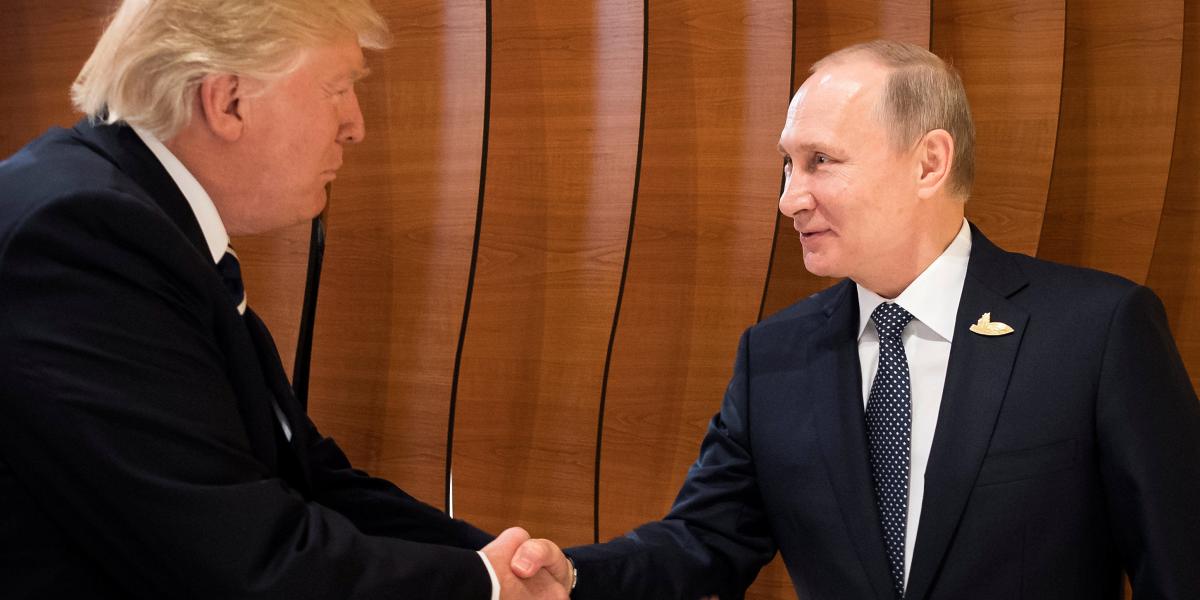 El presidente Donald Trump estrecha la mano con su homólogo ruso, Vladimir Putin.