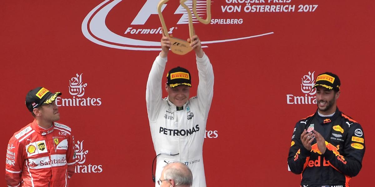 Valtteri Bottas celebra su victoria en el podio.