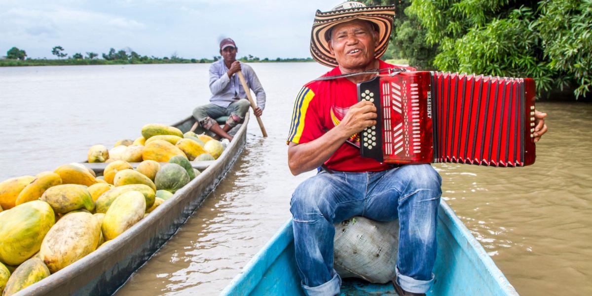 César Orozco vive en un rincón del pueblo de
Gambote (Bolívar), y su afición es tocar el acordeón y
cantar en las tardes mientras pesca en una canoa.