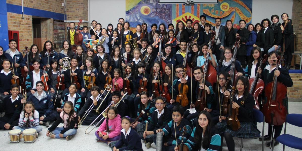 Niños y maestros integrantes de la Orquesta Filarmónica de Usaquén.