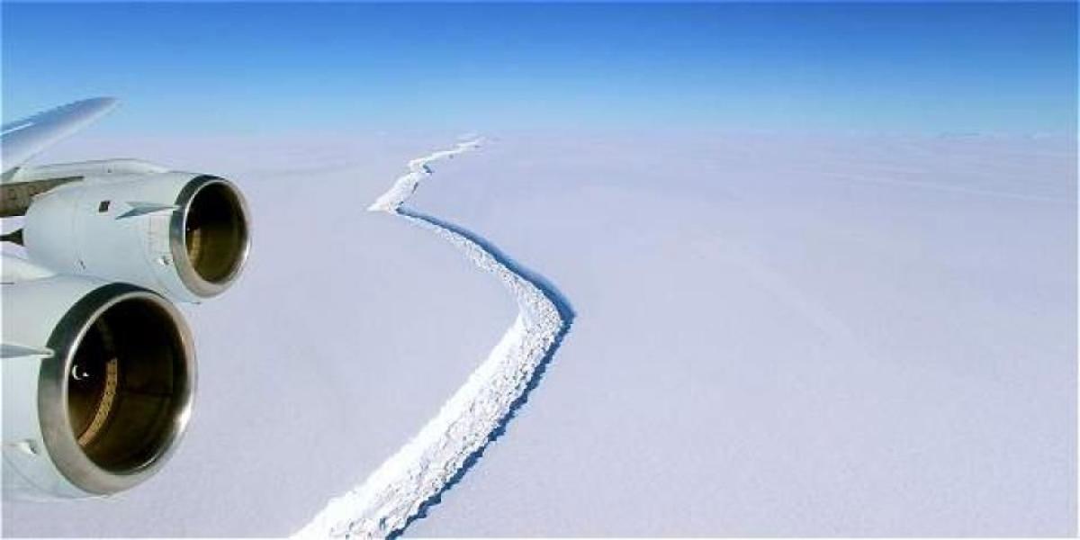 El iceberg Larsen C  ayuda a frenar el flujo de los glaciares -ríos de hielo- que tiene detrás.