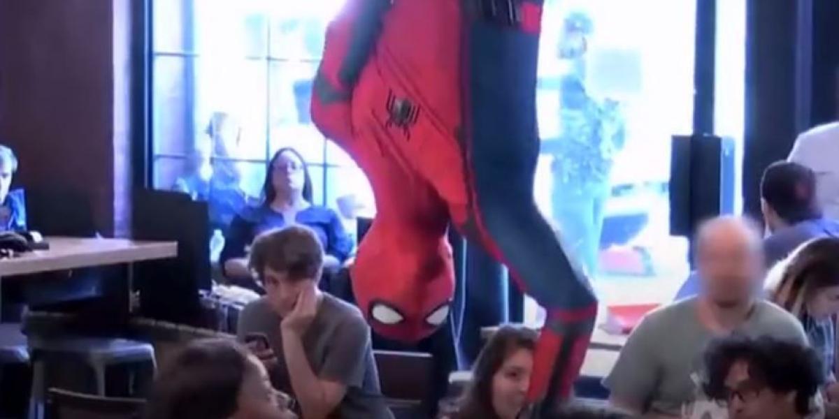 SpiderMan sorprende a seguidores en cafetería