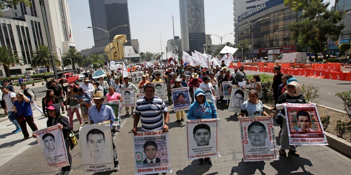 El septiembre de 2014, desaparecieron 43 estudiantes de la la Escuela Normal Rural de Ayotzinapa, luego de que el ejercito y la policía mexicana atacara y persiguiera por sus luchas sociales.