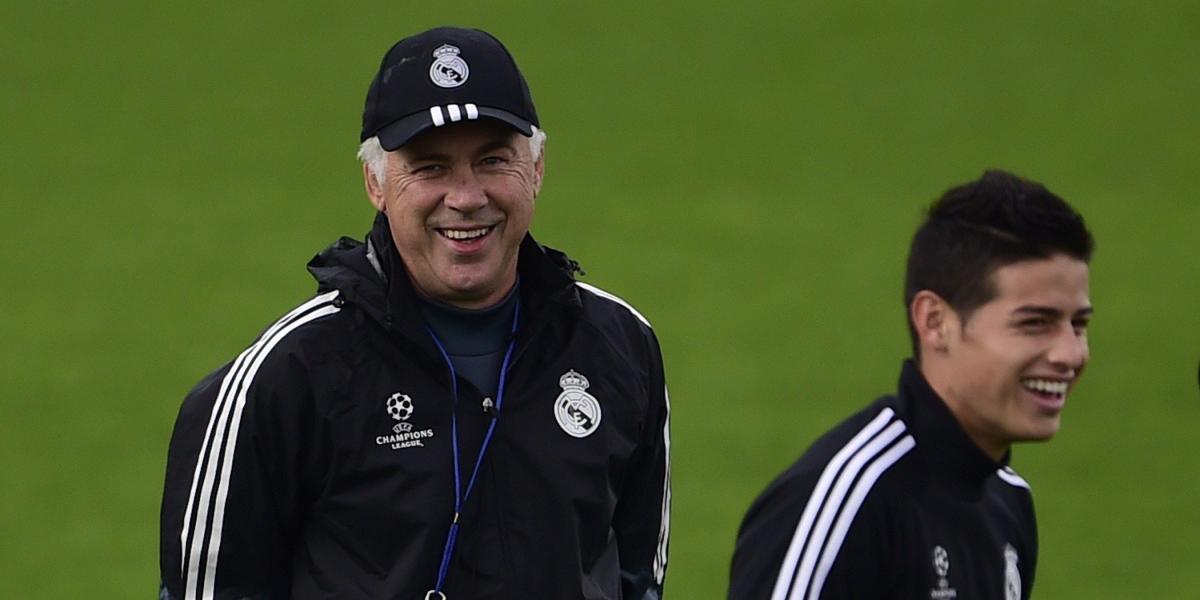 El entrenador Carlo Ancelotti (izq.), junto a James Rodríguez, en el Real Madrid. Ahora podrían encontrarse en el Bayern Múnich alemán.