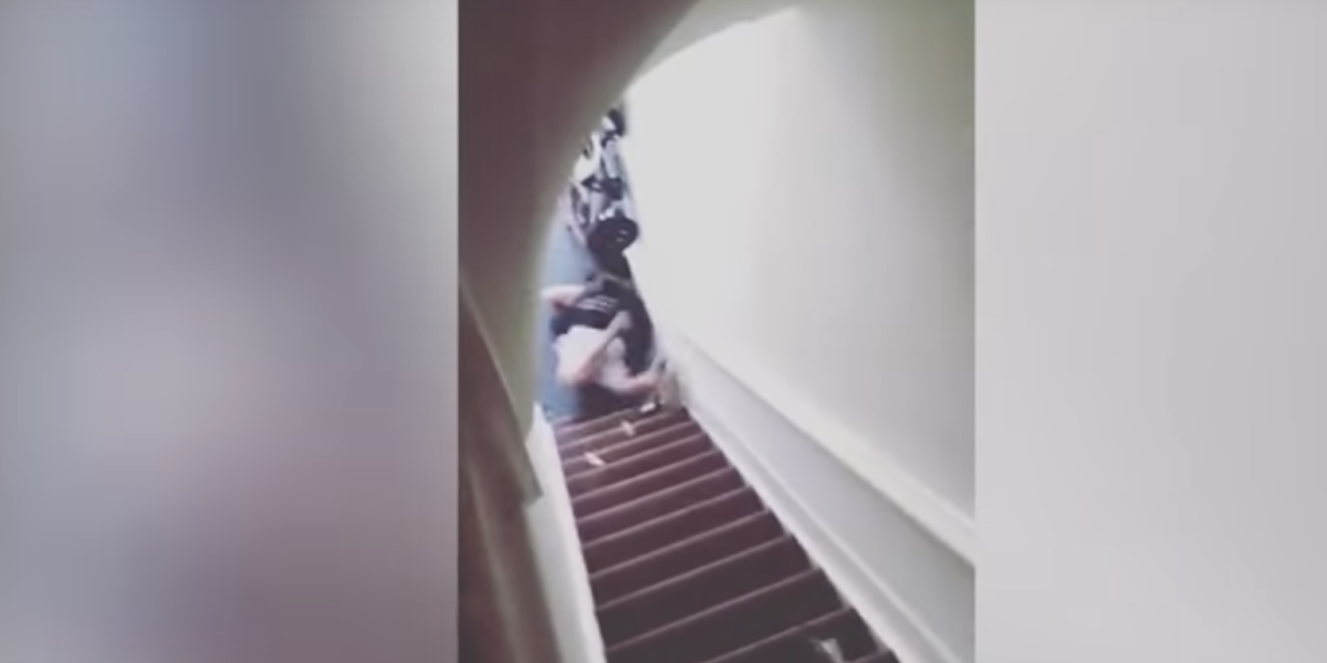 Hombre lanzó por las escaleras a mujer que rentó apartamento en Airbnb