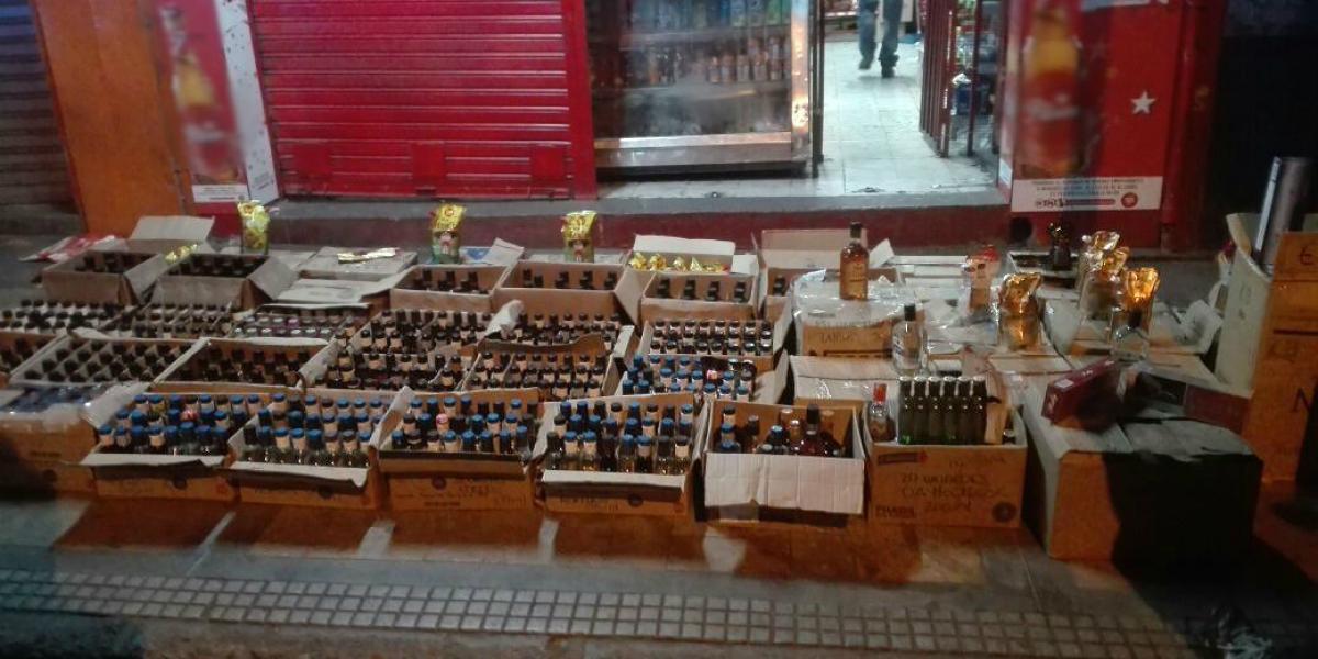 Más de 1.000 unidades de licor fueron incautadas en el centro de Medellín