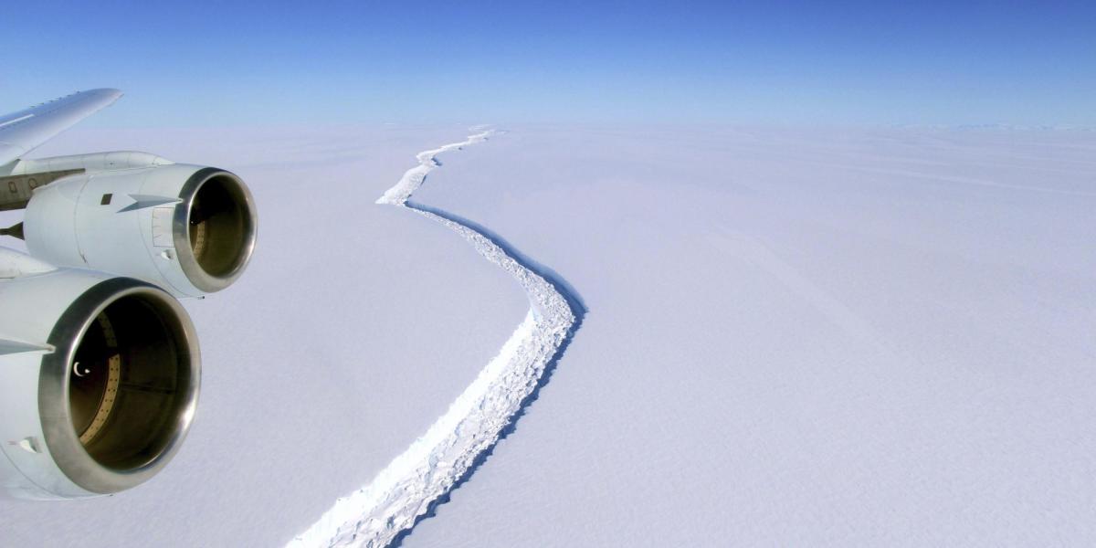 Fotografía de archivo fechada el 10 de noviembre que muestra una vista aérea de una grieta en el segmento Larsen C en la Antártida.